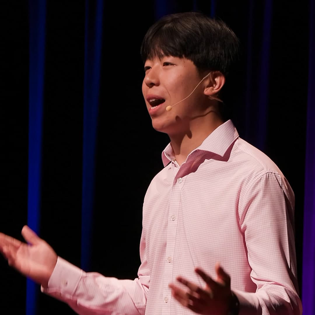 Nick Ni speaking on stage